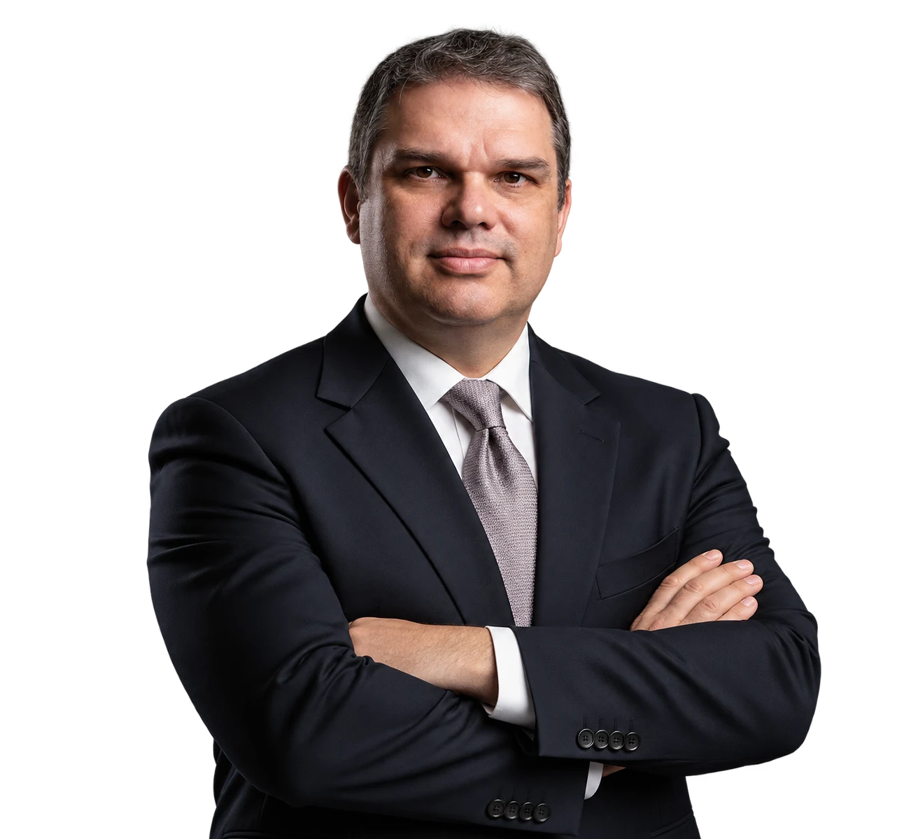 Eliel Lança sorrindo, de braços cruzados.