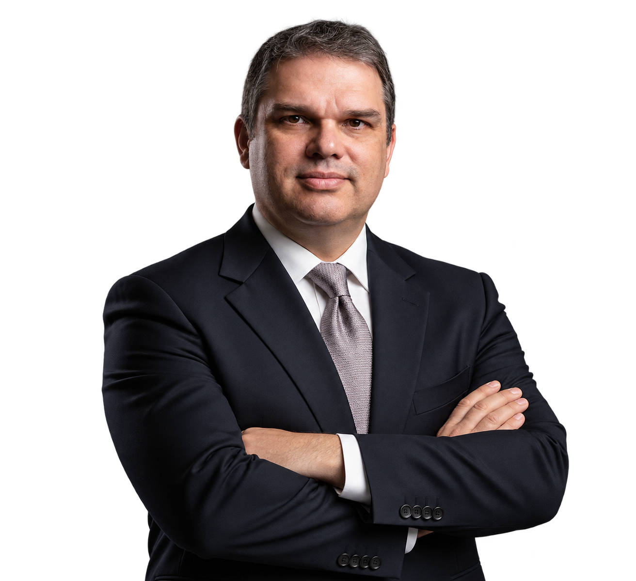 Eliel Lança sorrindo, de braços cruzados.